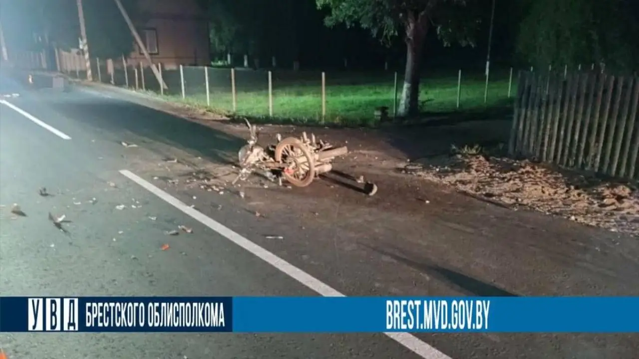 В Пинском районе водитель мопеда попал в реанимацию после столкновения с бесправником на Volkswagen ДТП с мопедом
