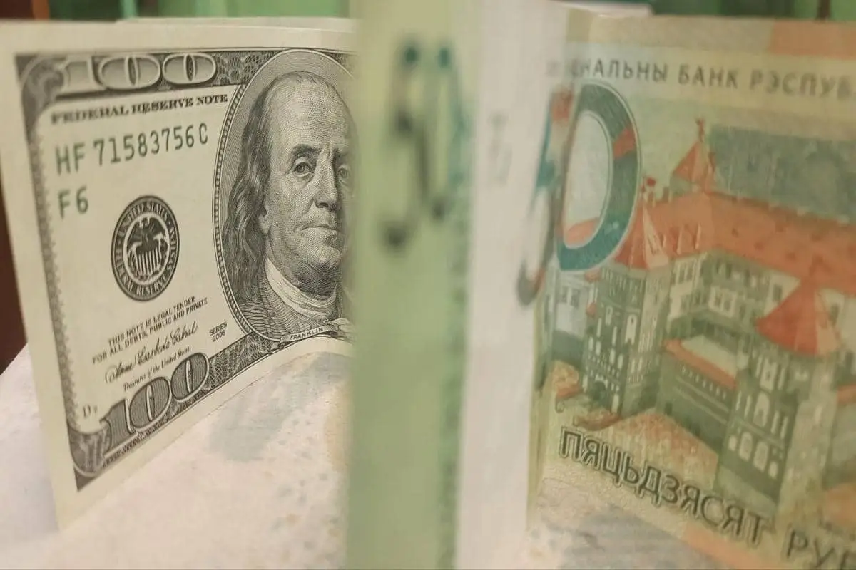 Нацбанк раскрыл специфику работы белорусского фондового рынка Доллары и рубли