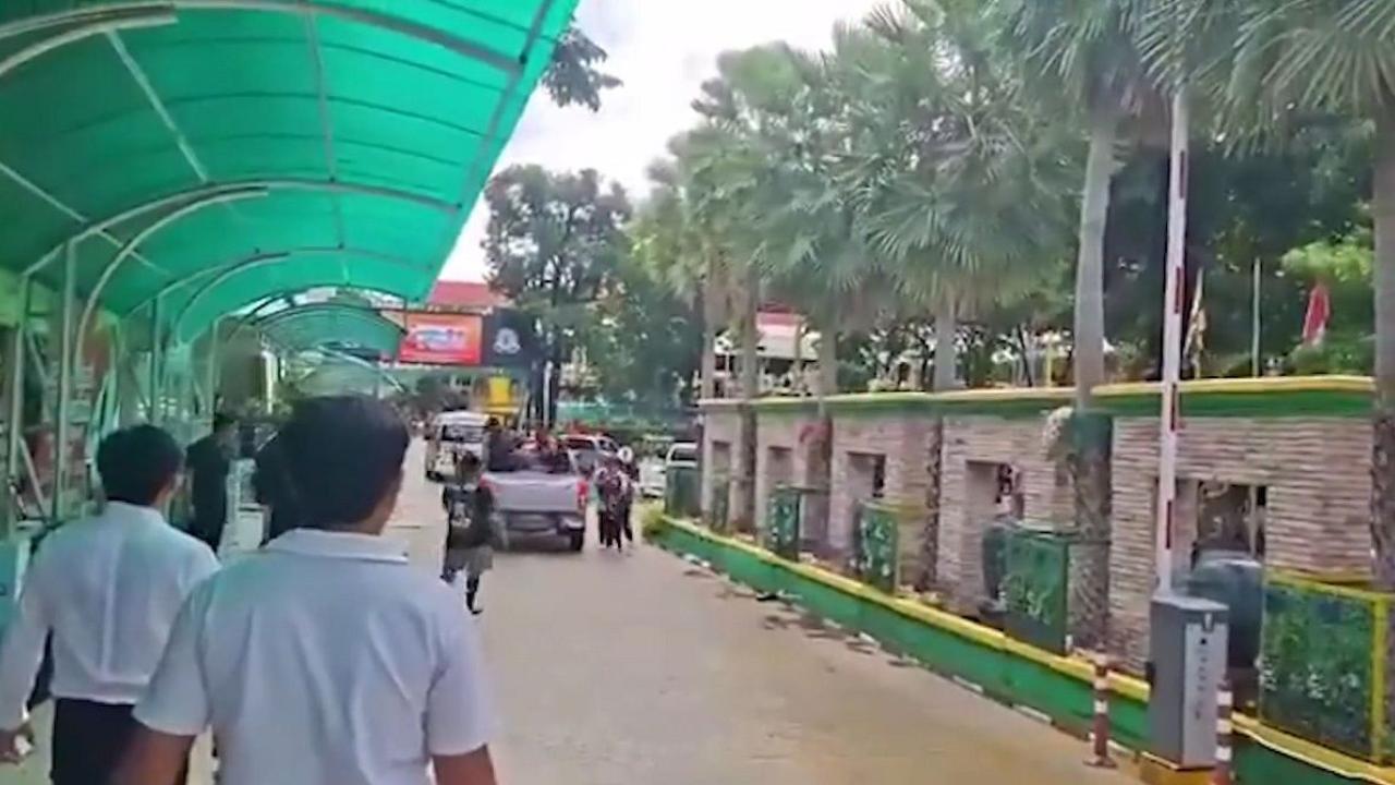 Стрельба в одной из школ Таиланда. Два человека погибли, более 20 ранены люди на улице