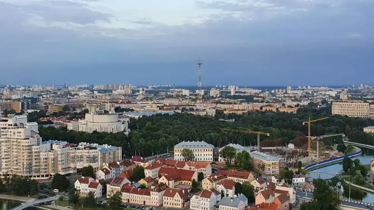 Новости сегодня за 7 августа 2026 года: Лукашенко потребовал навести порядок в сельской торговле, доллар обновил 4-месячный максимум, на «Беларуськалии» погиб рабочий, Пентагон рассекретил 41 новый файл об НЛО Вид на город