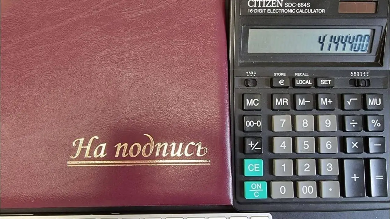 Число заявлений от белорусских девятиклассников в колледжи превысило количество бюджетных мест Калькулятор и папка