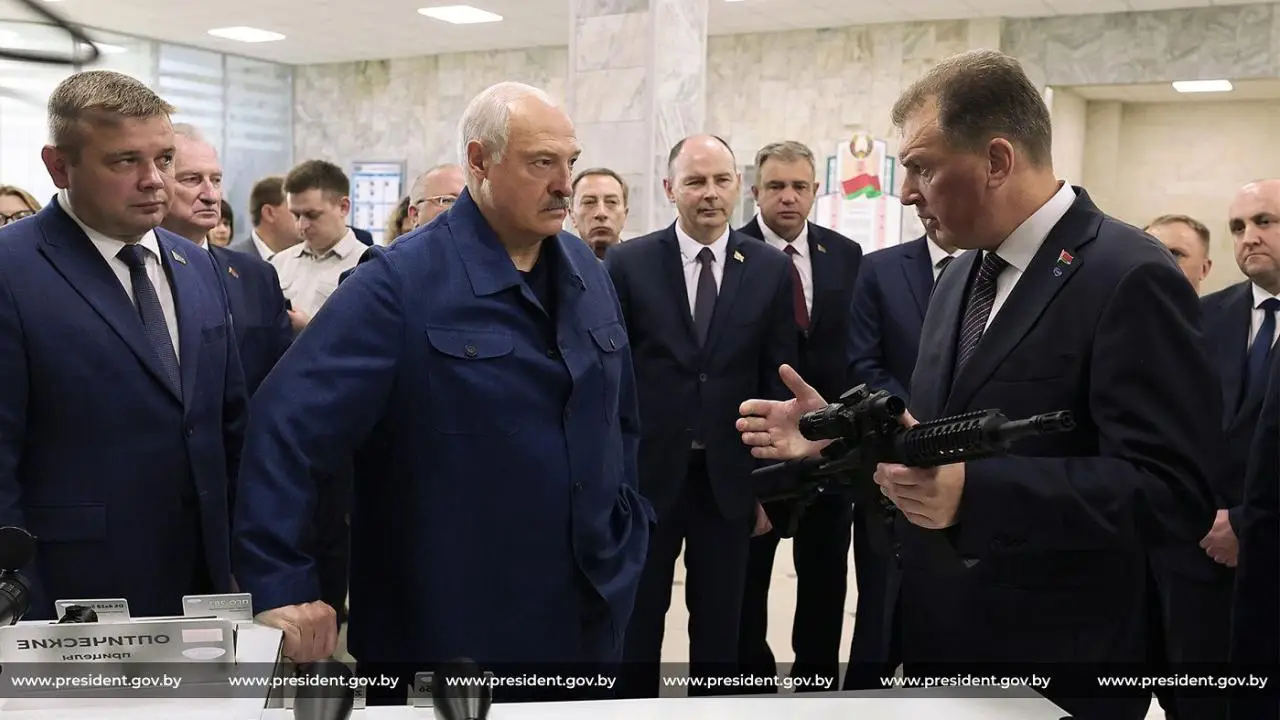 Лукашенко назвал условие, при котором торговые сети в Беларуси могут собирать прибыль в больших городах Александр Лукашенко