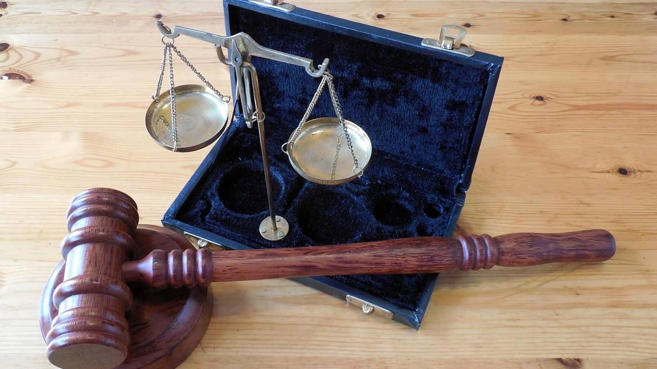 В Брестской области суд рассмотрит дело водителя КАМАЗа, по вине которого человек выпал из кузова Молоток и весы
