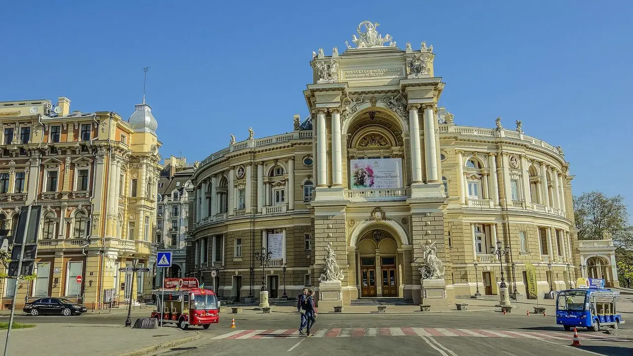В Одессе мужчина открыл огонь по сотрудникам ТЦК здание театра
