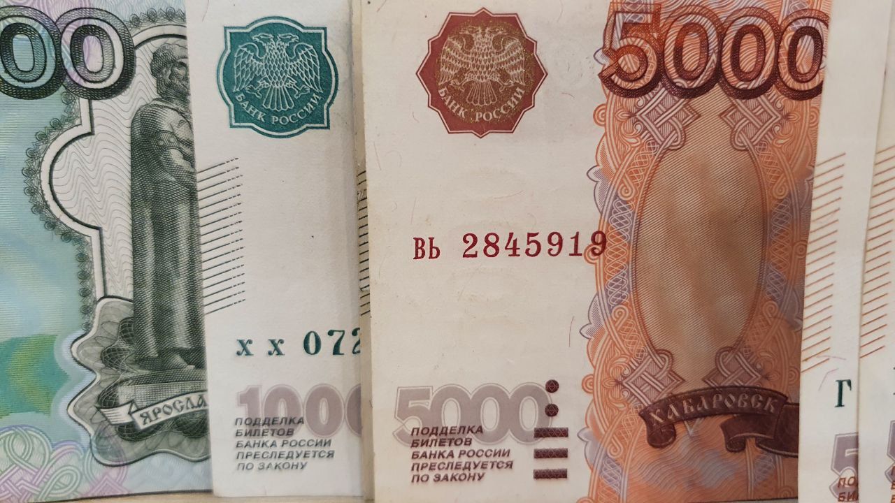 Рубль слабеет. Эксперт рассказал, что его ждет к концу лета российские рубли