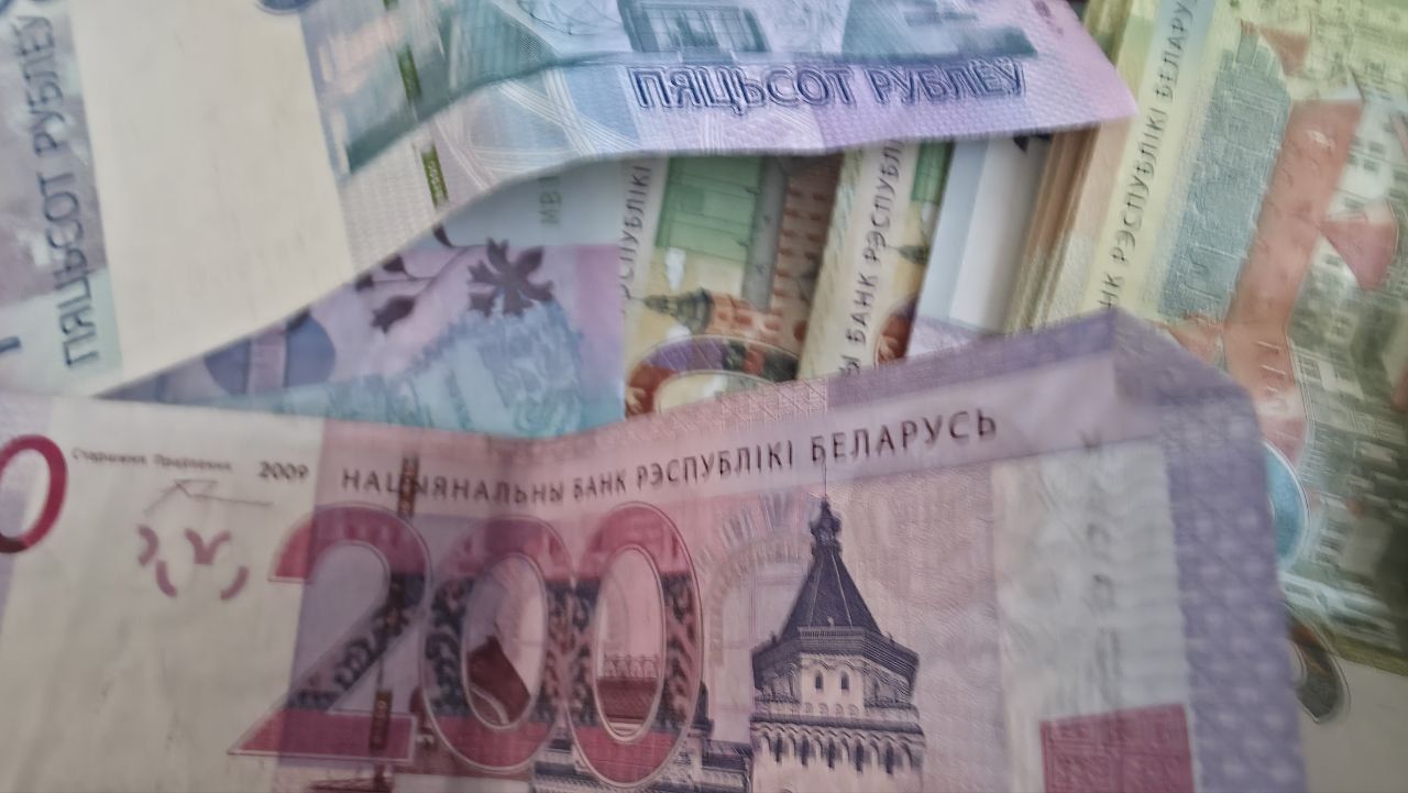 Стало известно, сколько минских семей получат матпомощь к школе белорусские рубли