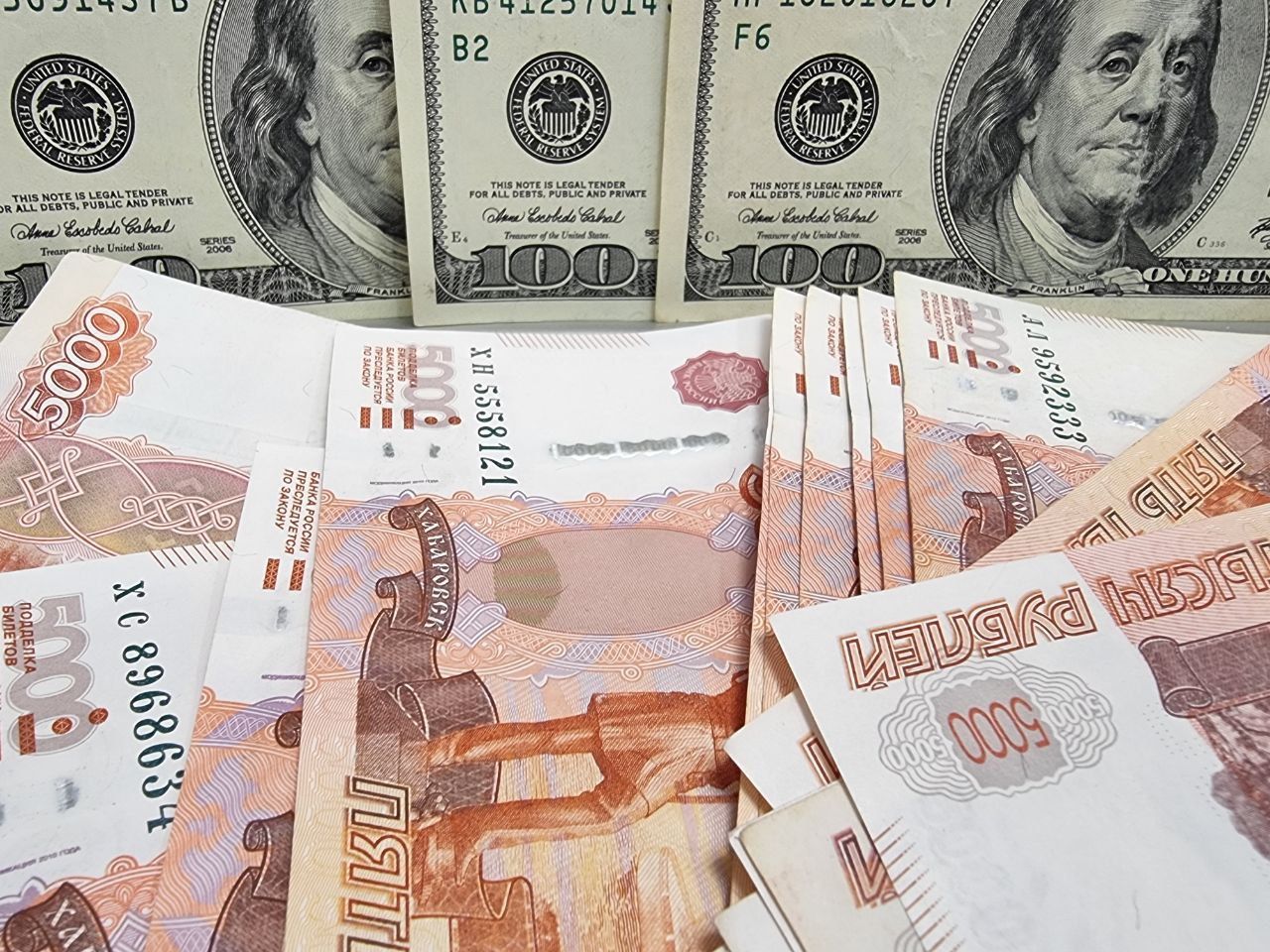 Доллар стремительно растет. Аналитик предупредил о «черных лебедях» для рубля рубли и доллары