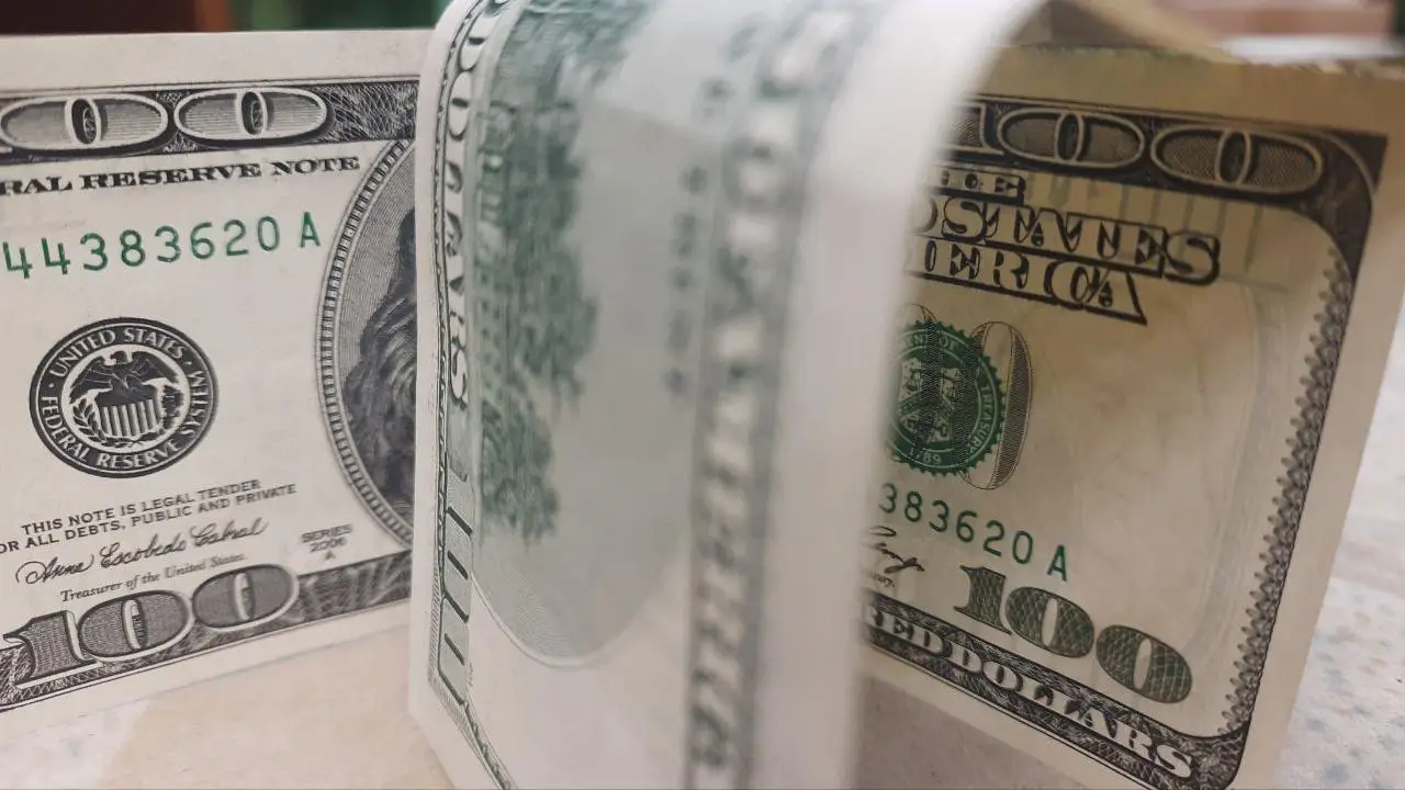 Белорусы продолжают избавляться от валюты. В июле продали на $337,5 млн больше, чем купили доллары США