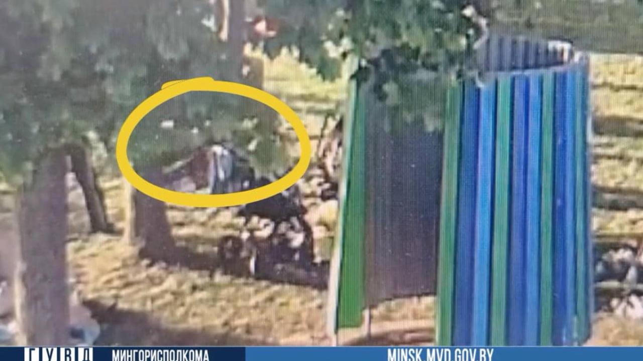 В Минске поймали «фокусников». Школьник и его приятель крали вещи на пляже с помощью покрывала Злоумышленники на пляже