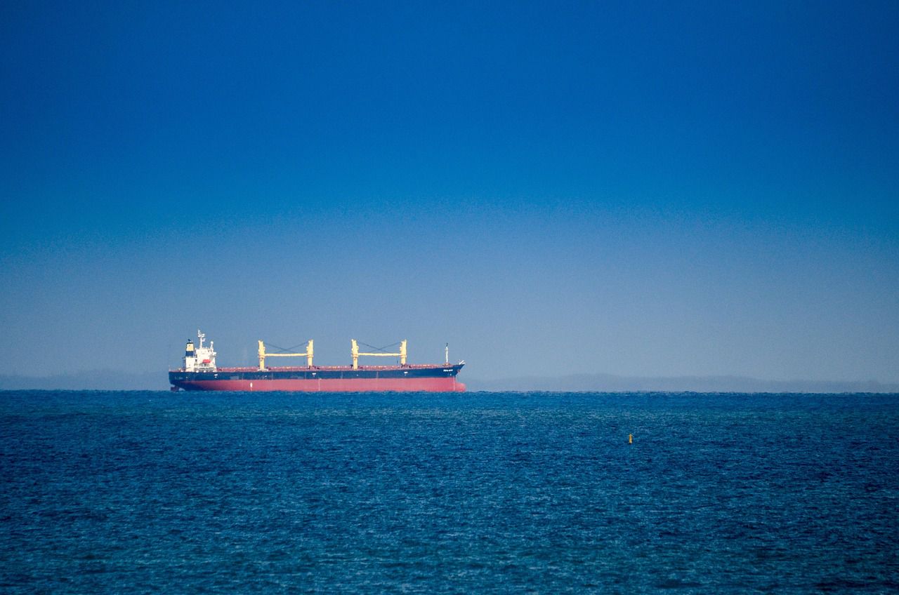 Хуситы нанесли ракетный удар по саудовскому нефтяному танкеру корабль в море