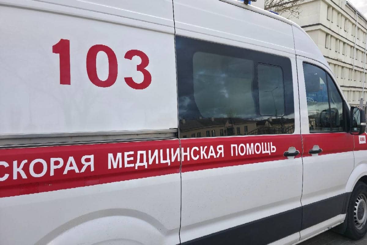 Причина смерти неизвестна. В Минске на остановке умер мужчина Скорая помощь
