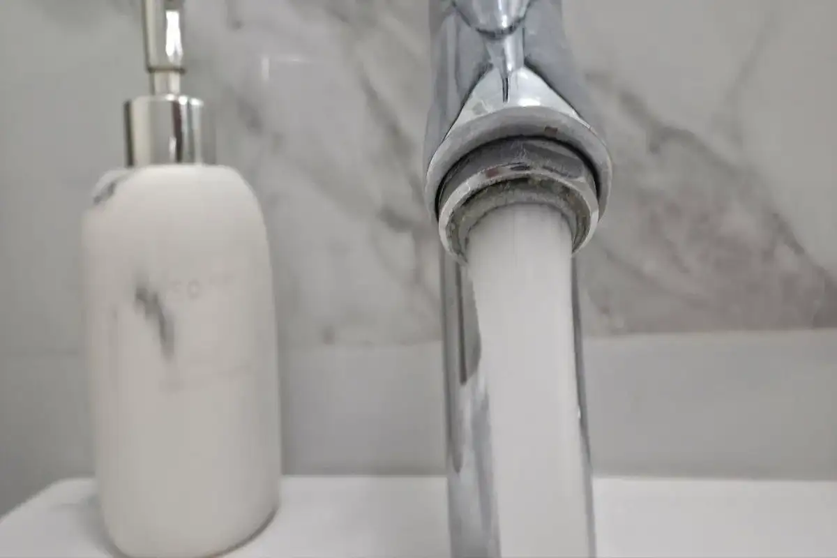 В Минске впервые заменили трубы без отключения горячей воды Вода из крана