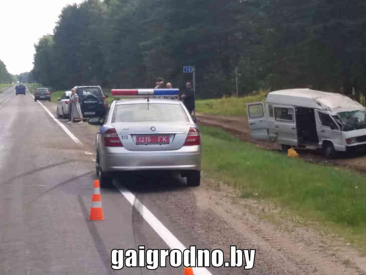 Микроавтобус с 7 пассажирами перевернулся под Гродно