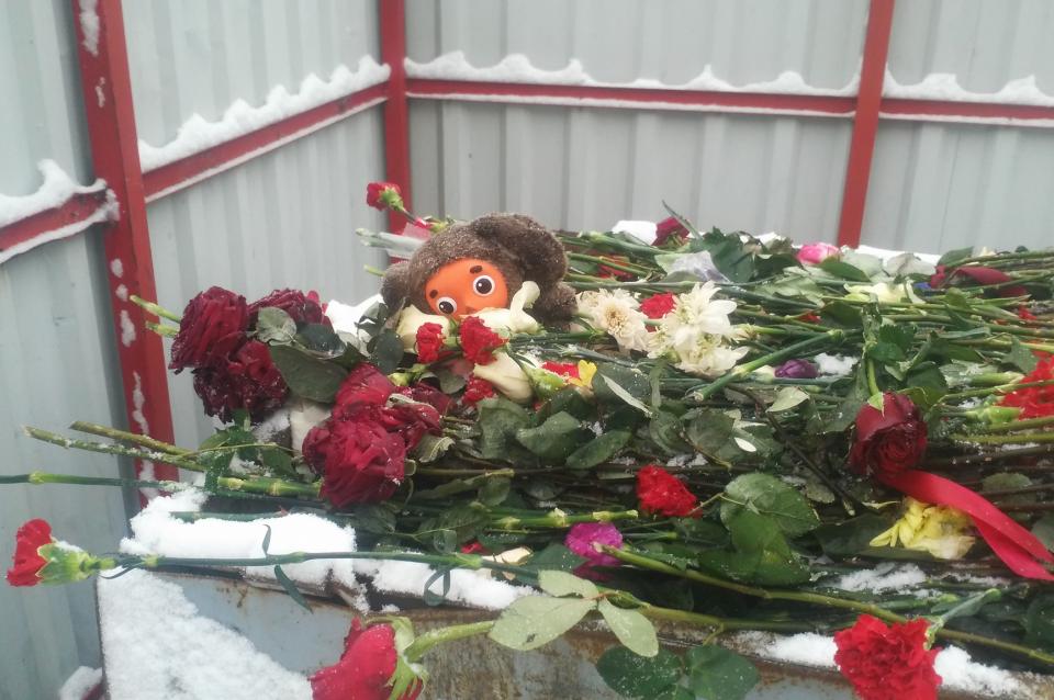 Кто-то выбросил цветы и игрушки, которые белорусы принесли к посольству России