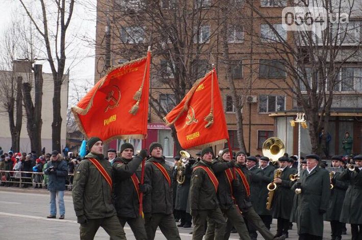 Скандал в Кривом Роге: Нацгвардия прошла по городу с запрещенными флагами СССР