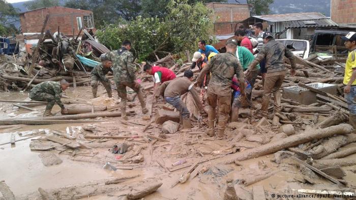 Число жертв наводнения в Колумбии превысило 250 человек