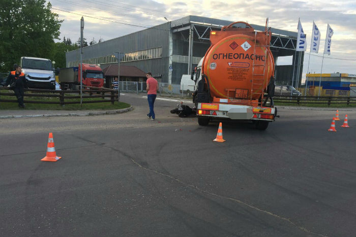 ДТП в Минском районе: байкер врезался в бензовоз