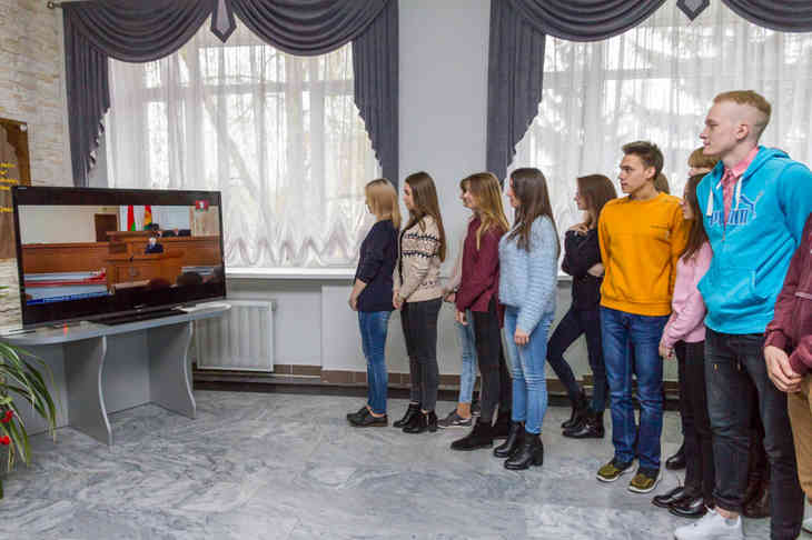 Фотофакт: студенты из Гродно слушали послание Лукашенко стоя