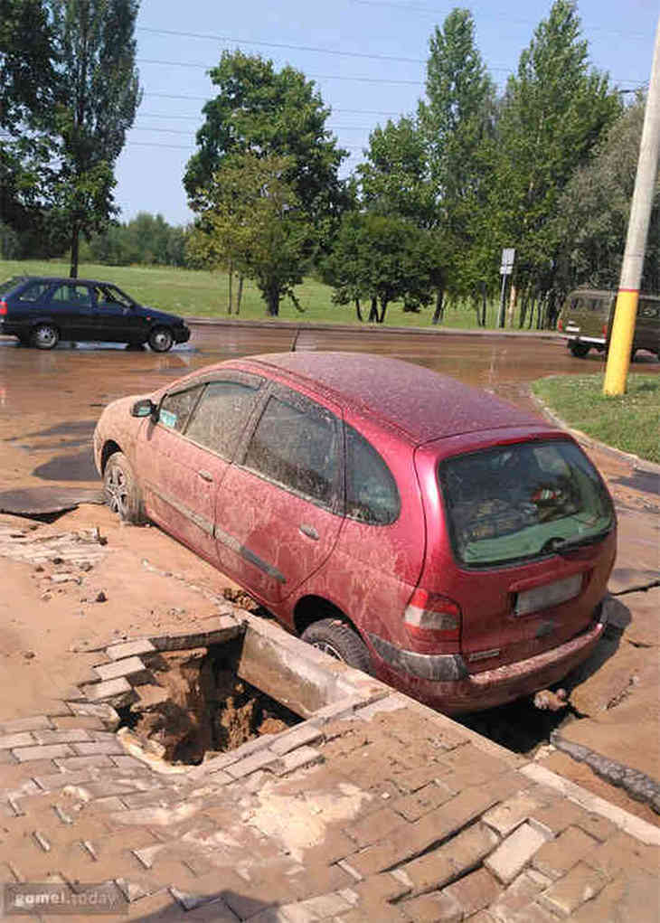 Фотофакт: в Гомеле под авто провалился асфальт