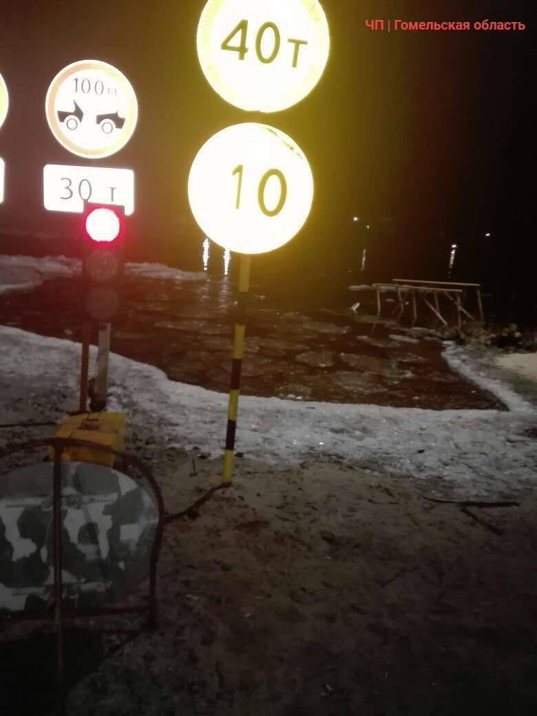 В Житковичском районе льдом сорвало понтонную переправу‍