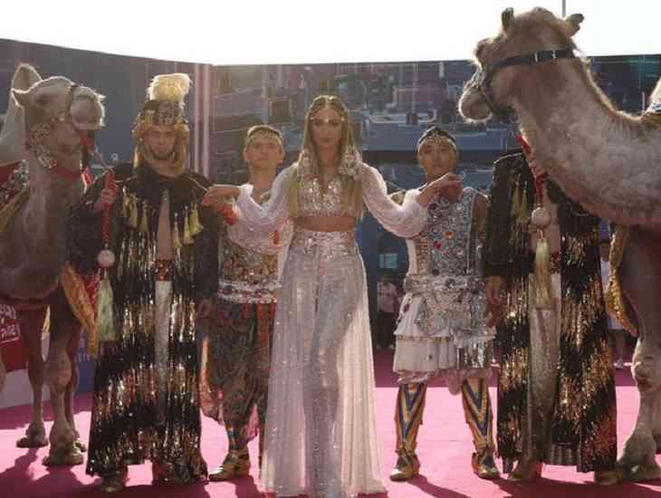 Бузова появилась на премии МУЗ-ТВ на верблюдах и в окружении 10 мужчин