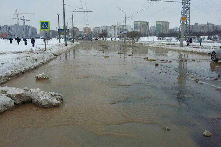 В Минске из-за прорыва трубы затопило участок улицы Горецкого‍