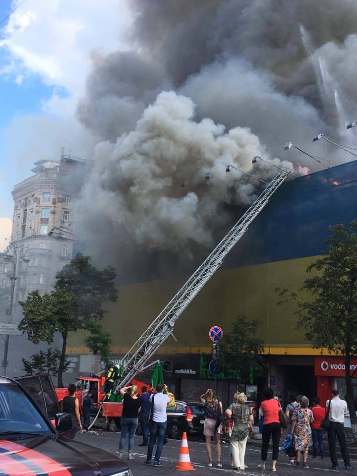 Видео: На Крещатике в Киеве произошел масштабный пожар