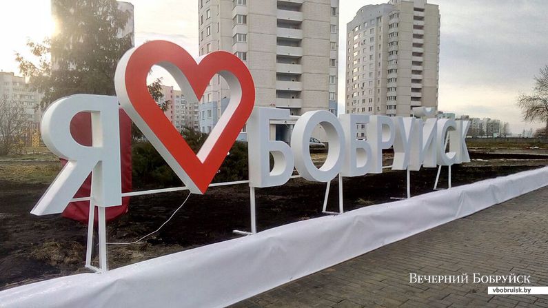 Фотофакт: возле Дворца искусств в Бобруйске установили скульптуру девушки