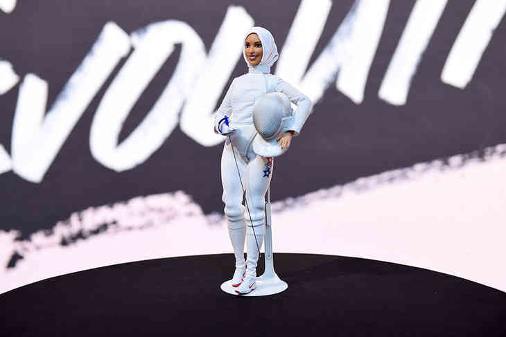 Производители Барби представили новую куклу и ее прототип