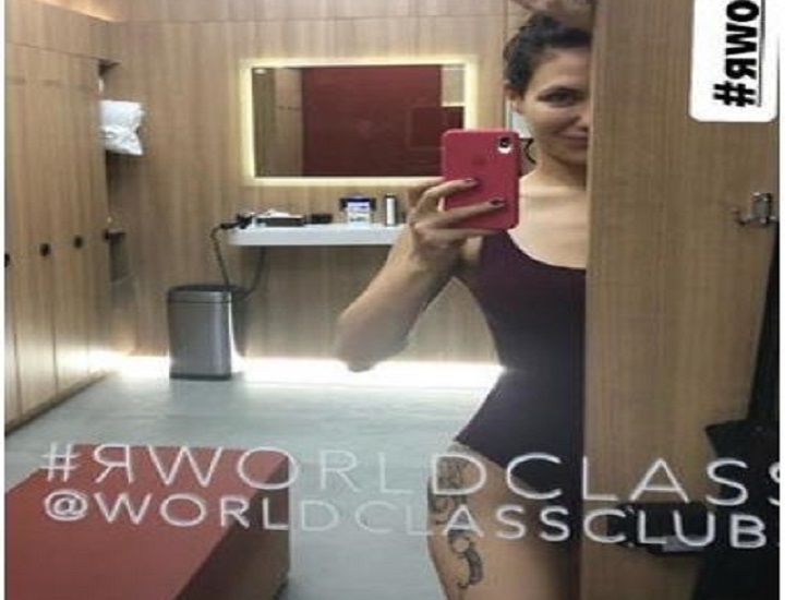 41-летняя Климова показала огромную татуировку на бедре