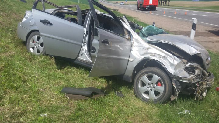 Opel опрокинулся в Пуховичском районе: водителя доставали спасатели