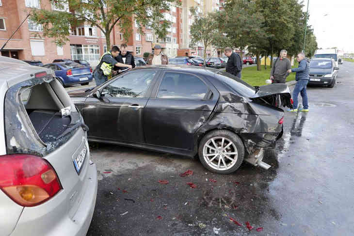 В Клайпеде белорус разбил 7 машин и скрылся. Его оштрафовали на 5 евро