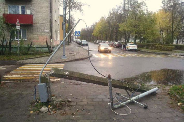 Погоня в Гродно: сбитый пьяным водителем столб упал на машину ГАИ