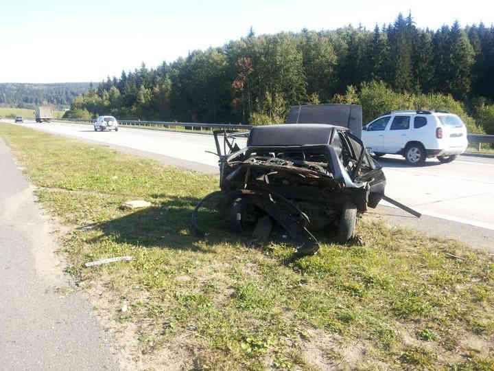На трассе М3 в Логойском районе Volvo влетела в попутный VW: один человек погиб