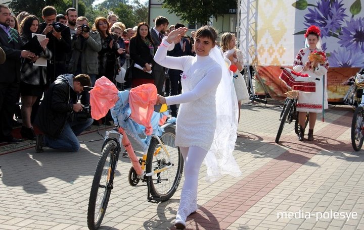 Фотофакт. Пинские невесты проехали по центру города на велосипедах