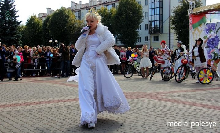 Фотофакт. Пинские невесты проехали по центру города на велосипедах