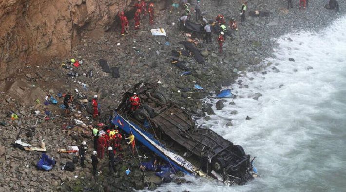 Автобус с людьми упал в пропасть в Перу, 48 человек погибли‍