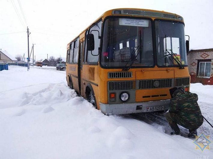 Спасатели вытащили из снега школьный автобус с детьми