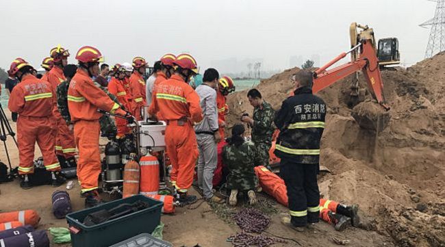 Более десяти экскаваторов спасали ребенка, провалившегося в скважину в Китае