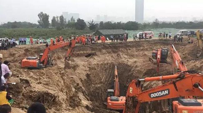 Более десяти экскаваторов спасали ребенка, провалившегося в скважину в Китае