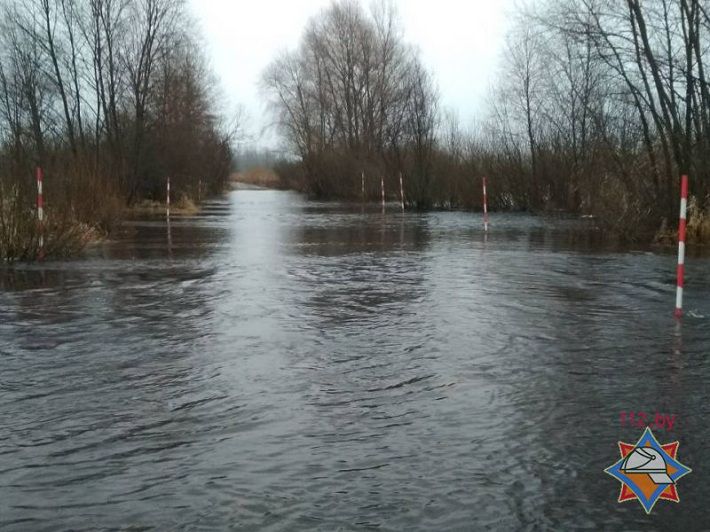 Участок дороги ушел под воду в Петриковском районе‍
