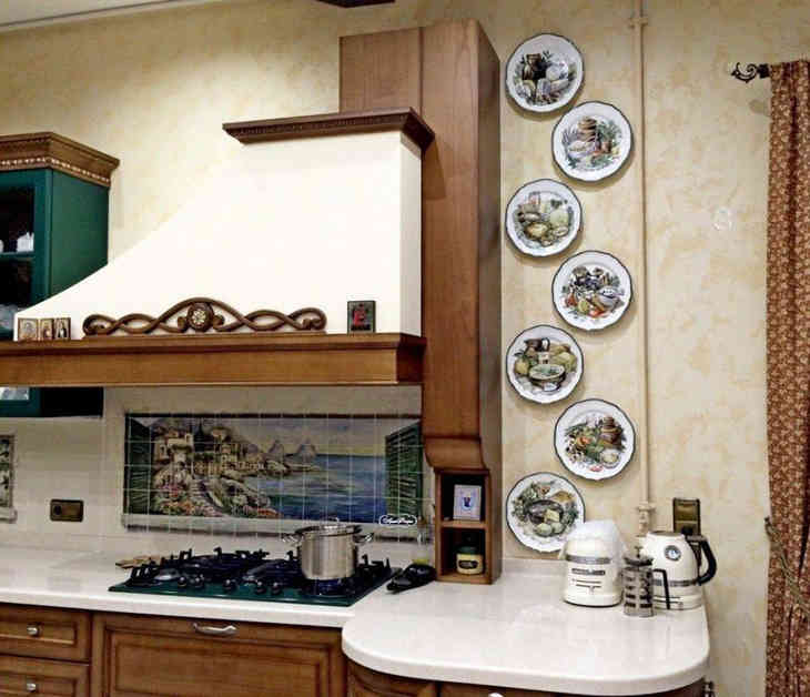 Декоративные настенные тарелки в оформлении интерьера