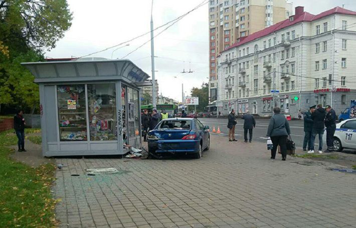 ДТП в Минске: легковушка сбила женщину и врезалась в киоск 