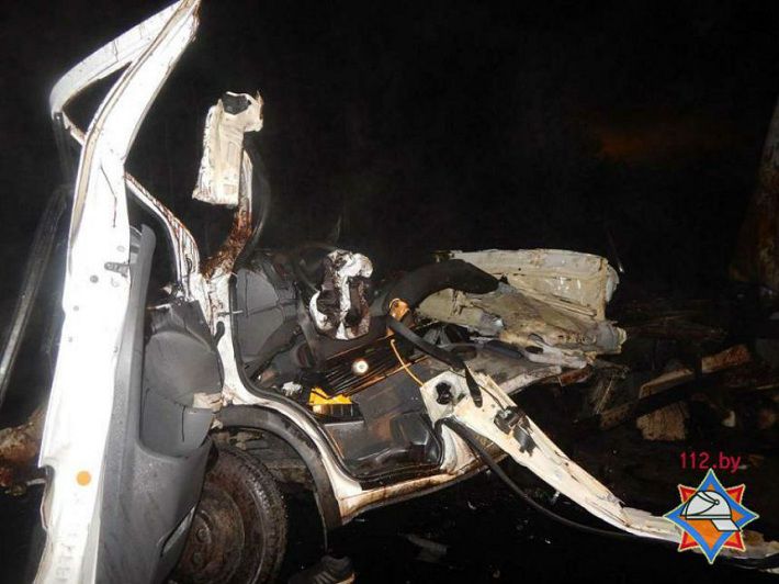 На М8 микроавтобус Iveco разорвало на части после столкновения с фурой