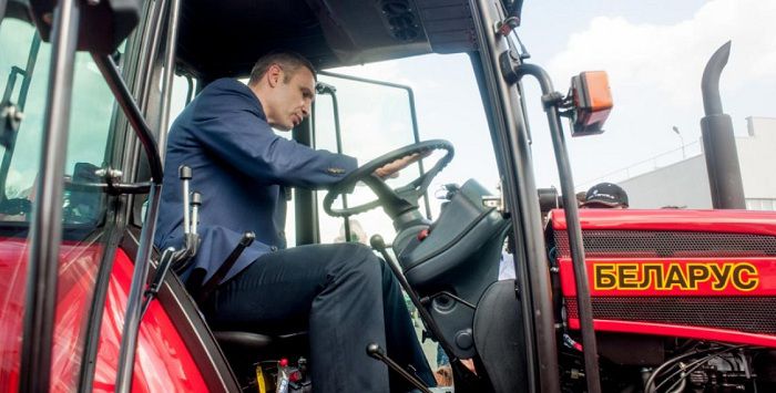 Мэр Киева Кличко оценил белорусские трактора