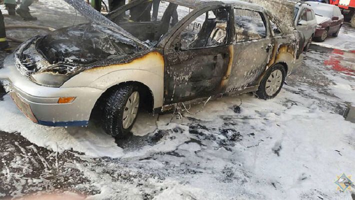 В Минске сгорела легковушка и повредила рядом стоящие авто