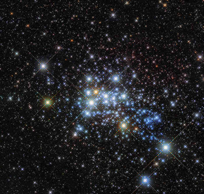 «Хаббл» получил снимки самой большой звезды 