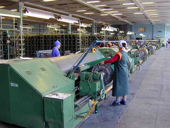 Фэшн фабрик ткани. Сукно на фабрике. Рулон ткани атлас. Фабрика ткани. Текстильное производство.