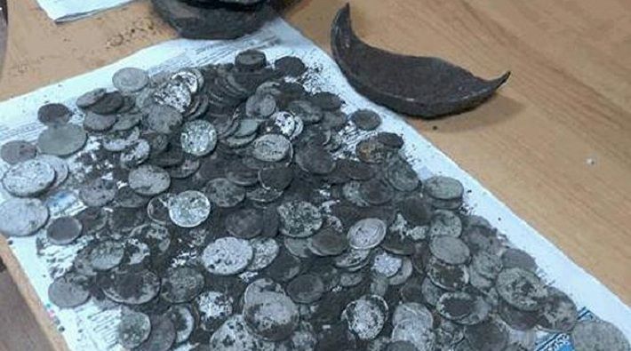 В Глубоком нашли клад: почти 300 монет из разных стран