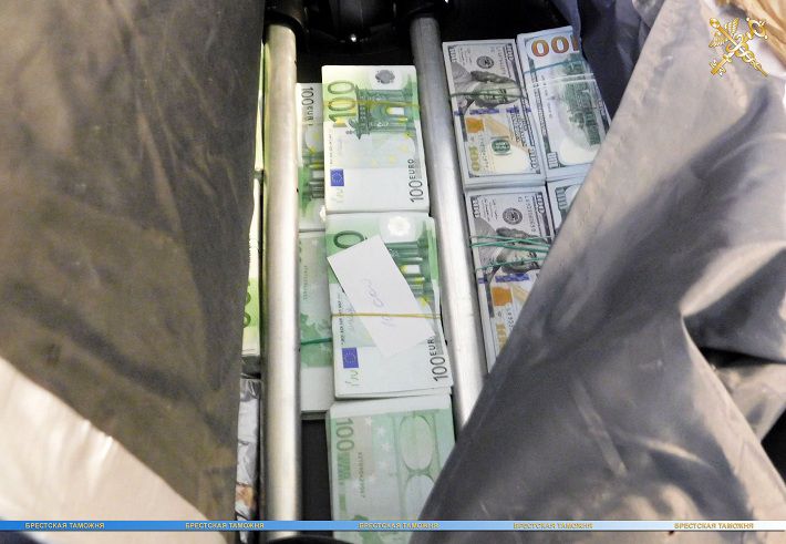 Россиянин пытался вывезти из Беларуси чемодан денег‍